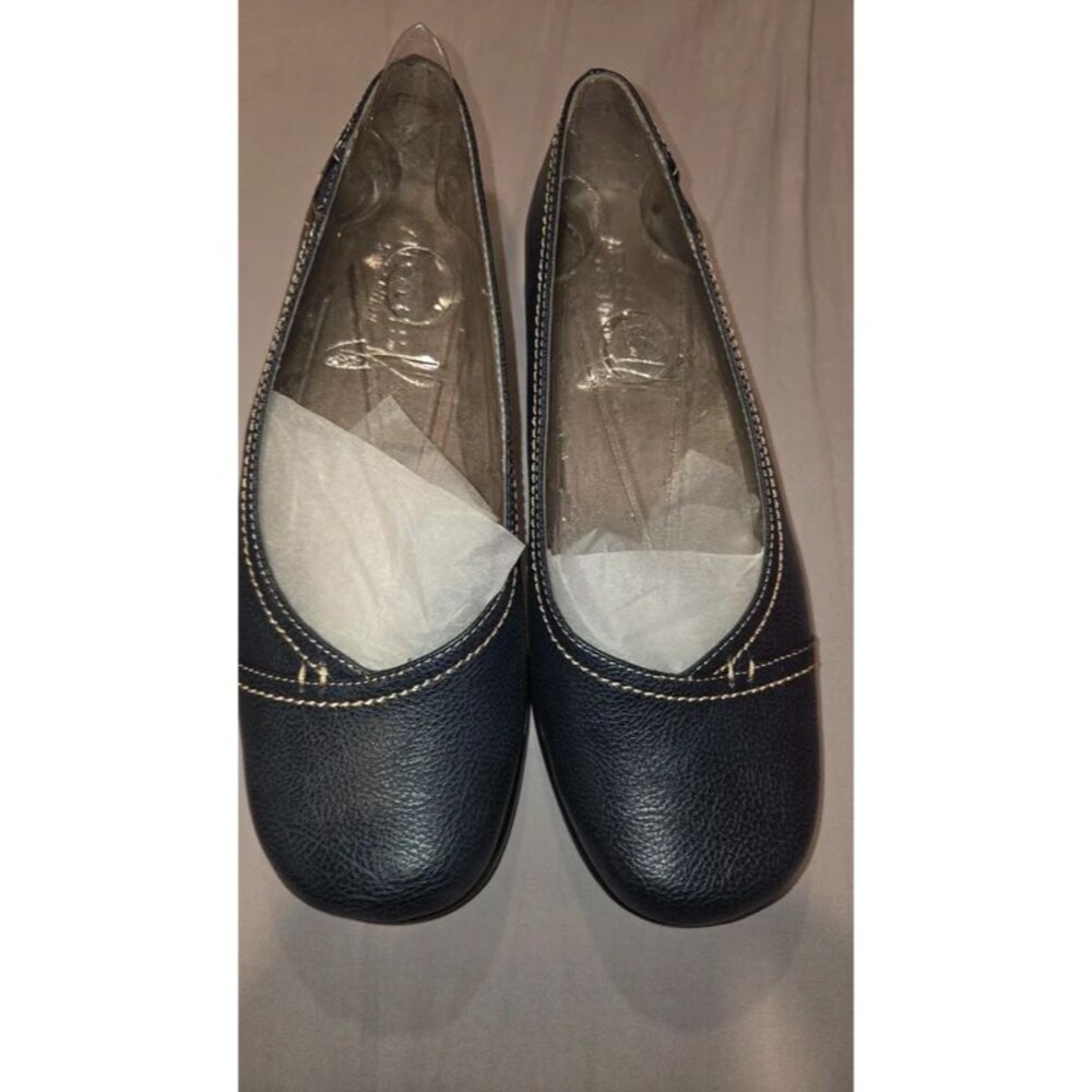 Woman's Aerosoles slip on shoe. Sz 8M. Blue